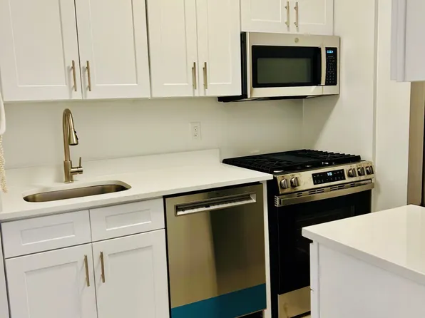 400 East 54th Street 15E image 2 of 17