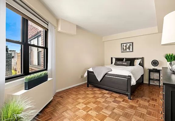 4th image of 201 E 77th St APT 18A