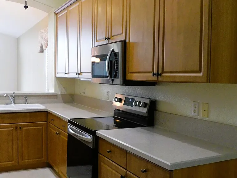 810 NW Rutherford Ct — Photo 5