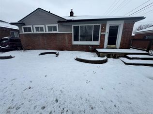 26301 Fernwood St, Roseville, MI 48066