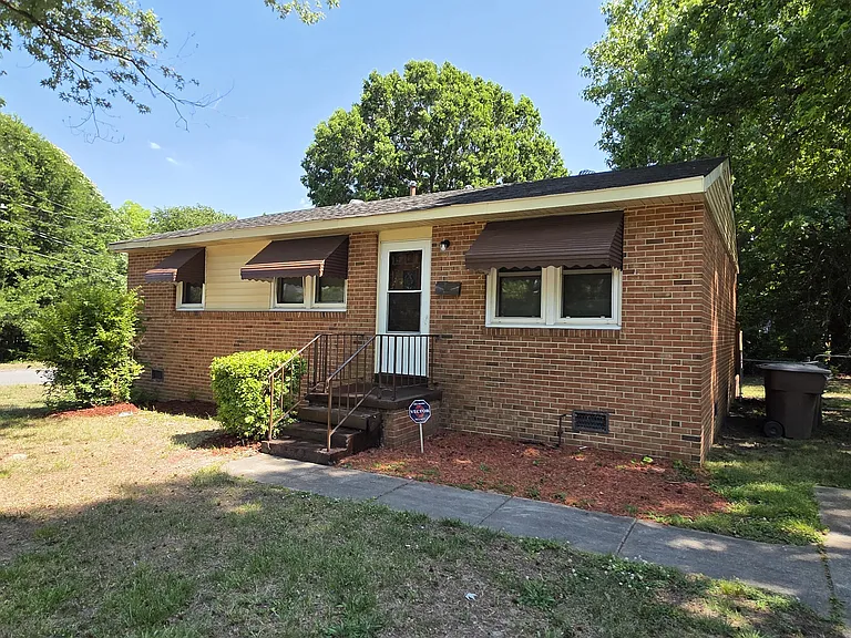 2206 Bothwell St — Photo 1