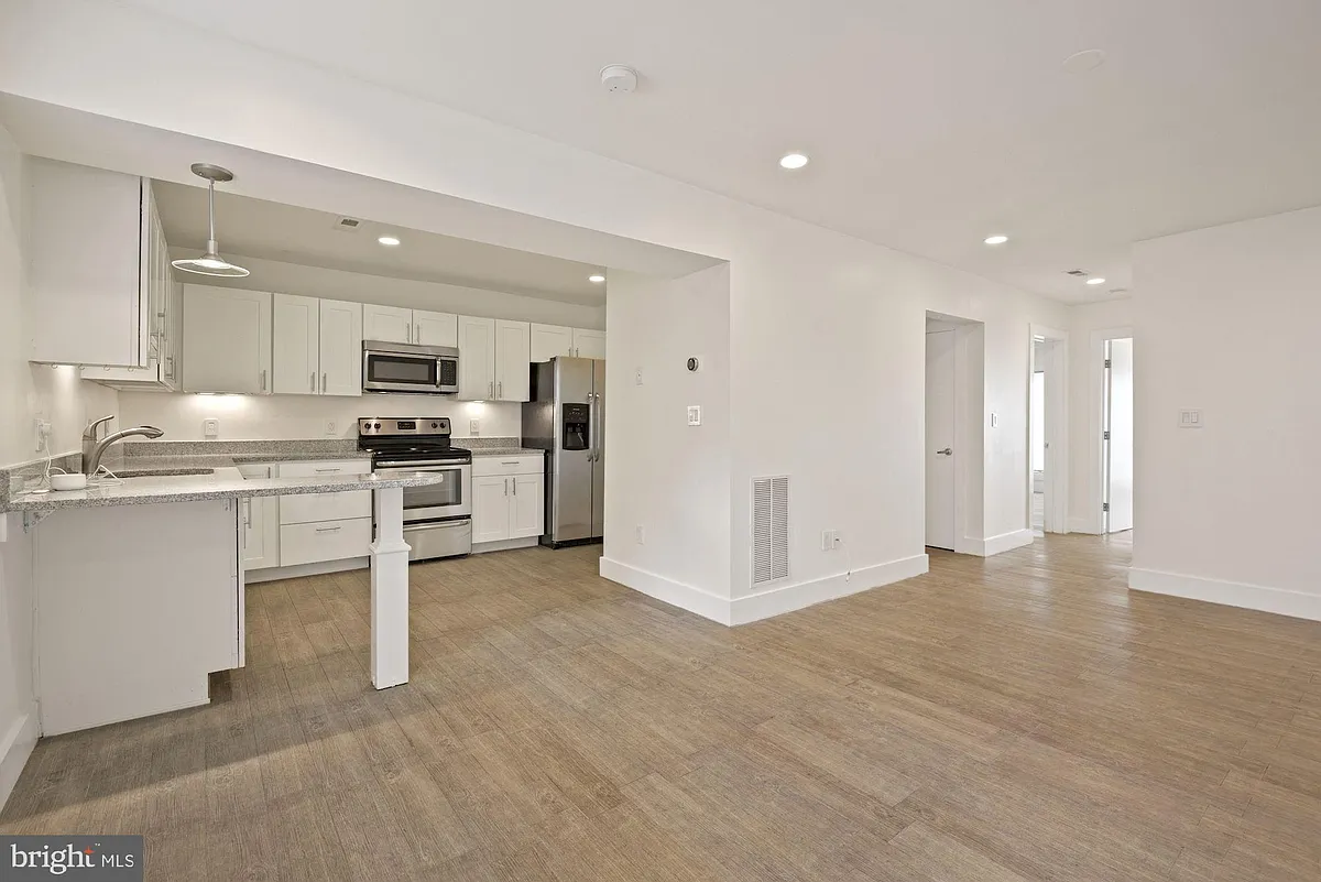Building Photo - 1355 Oak St NW #2