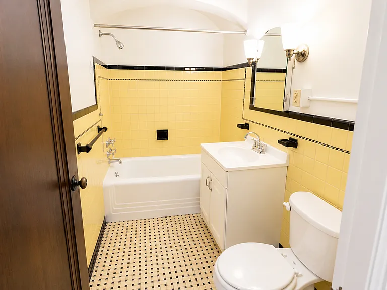 Grand Ave Apartments — Photo 17