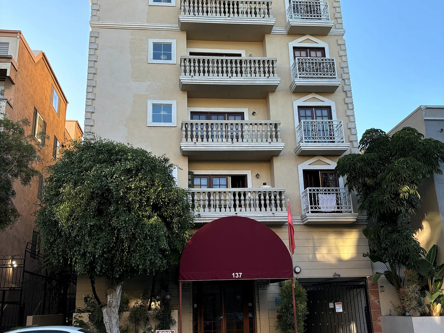 Chateau Beverly — Photo 1