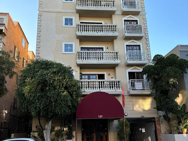 Chateau Beverly — Photo 1