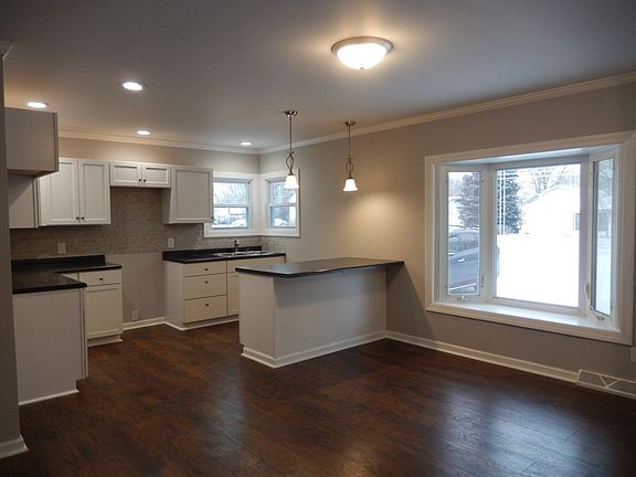 3rd image of 33 Hill St