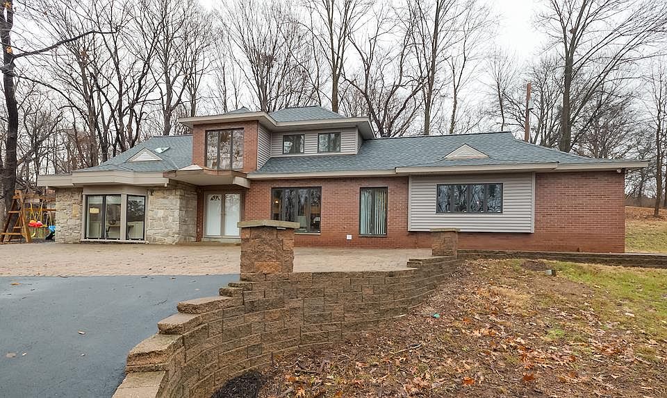 1st image of 10 Arrowhead Estates Ct