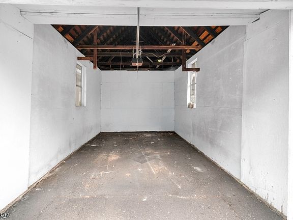 4th image of 90 Cedar St