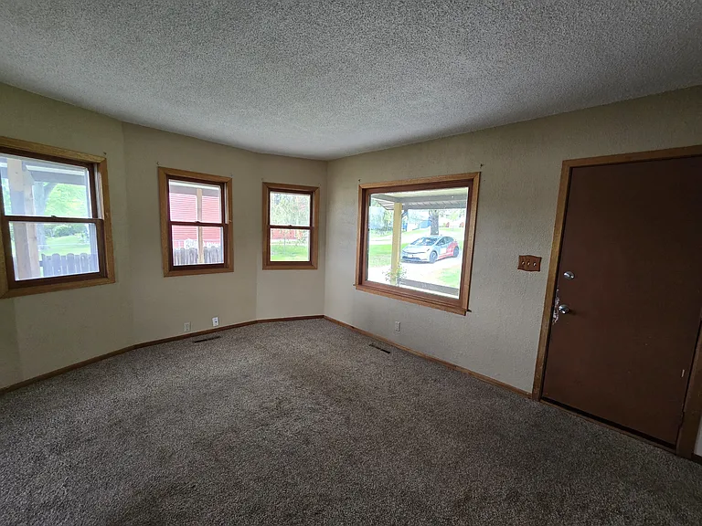 4037 Vine Ave SE — Photo 5