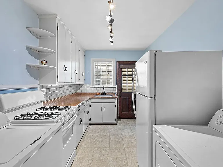 1114 N Buchanan Blvd — Photo 5