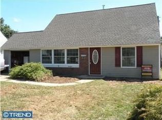 14 Viewpoint Ln, Levittown, PA 19054