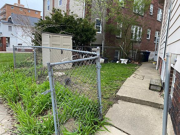 2nd image of 1515 Victoria Ave