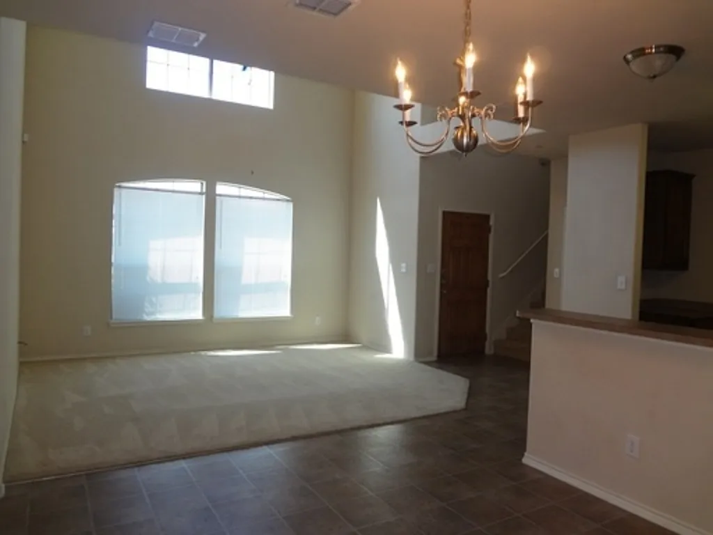 Stunning Townhome Located In Desirable Villages Of Carmel — Photo 4