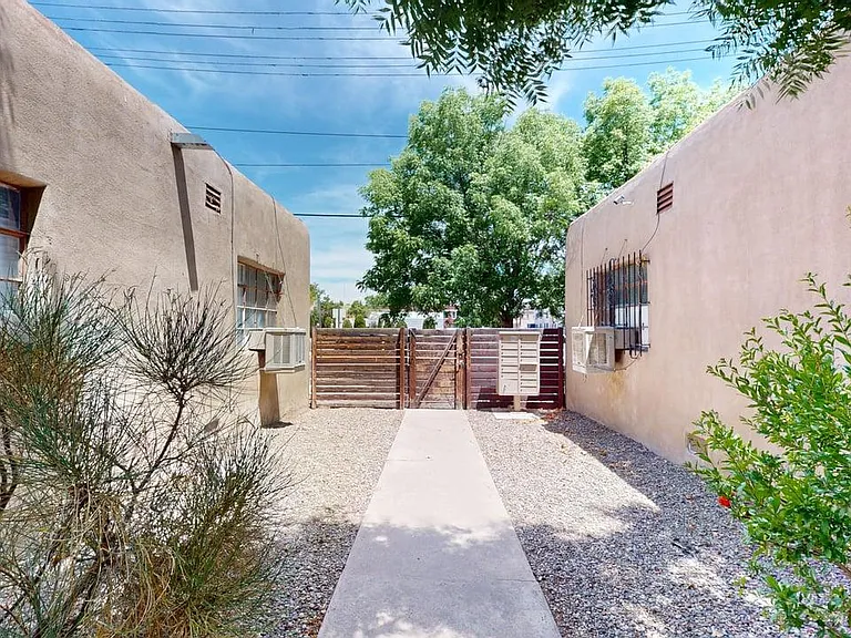Classic 2 Bedroom Apt w/ Washer / Dryer in Great Downtown Complex! — Photo 44