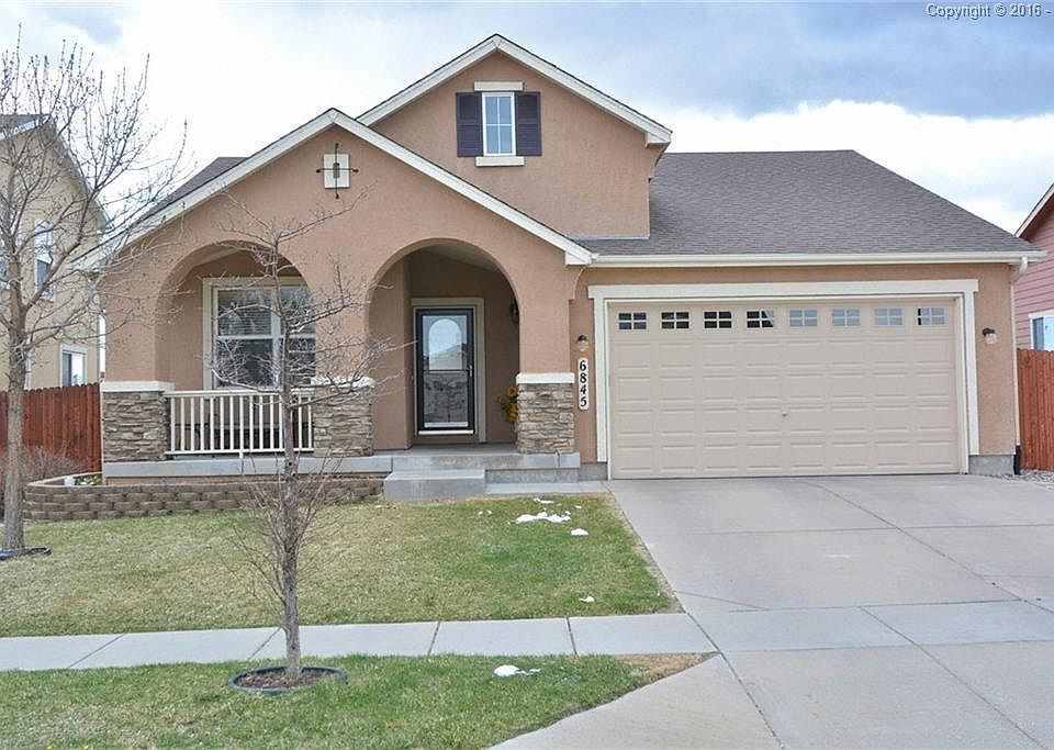 FRONT VIEW OF THE HOME