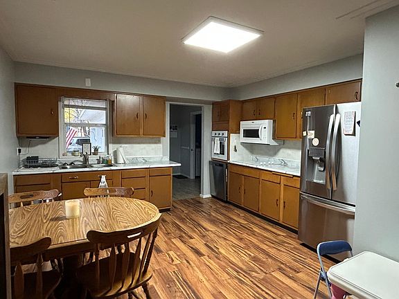 3rd image of 935 Woodland Cir