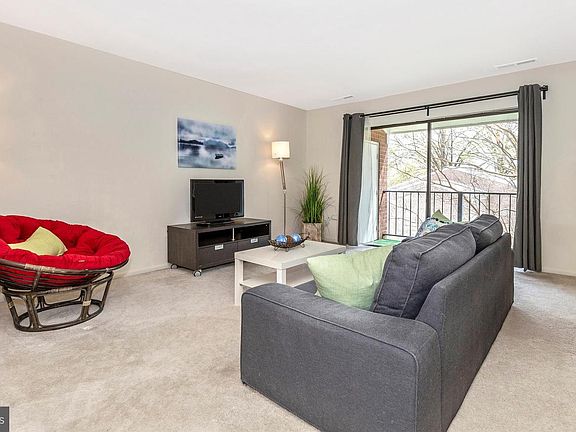 5th image of 828 Quince Orchard Blvd #20
