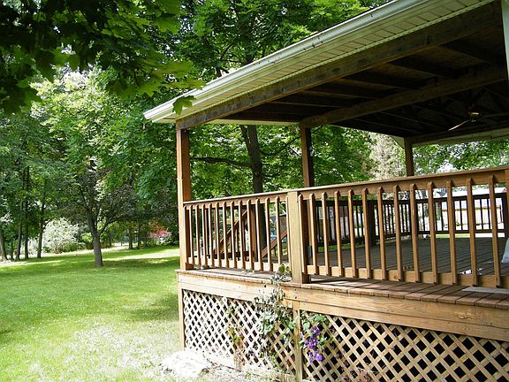 15x23 ft covered deck, private yard