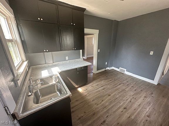 4th image of 13702 Bartlett Ave