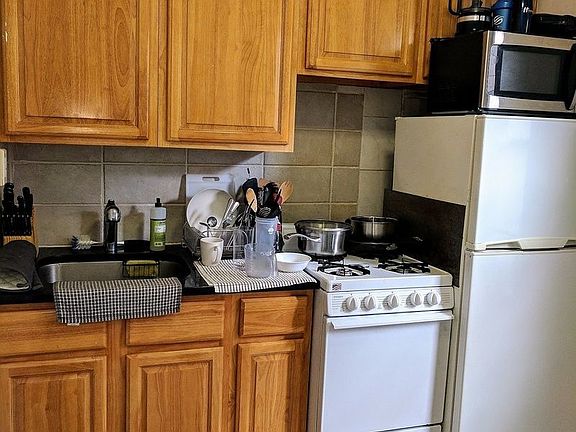 3rd image of 3111 Crescent St