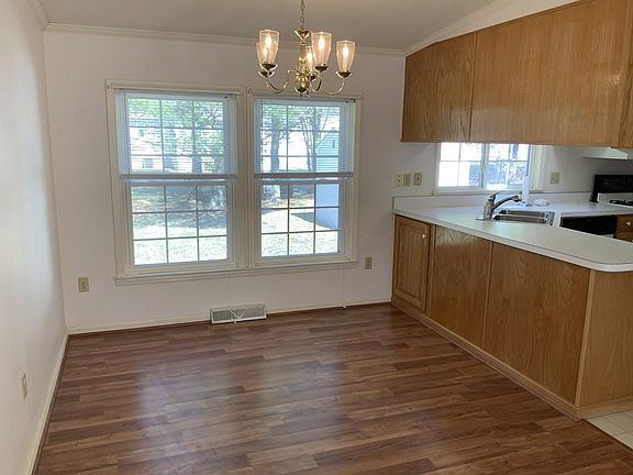 3rd image of 11 Trailwood Dr