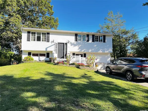 3 Biscayne Drive, Selden, NY 11784