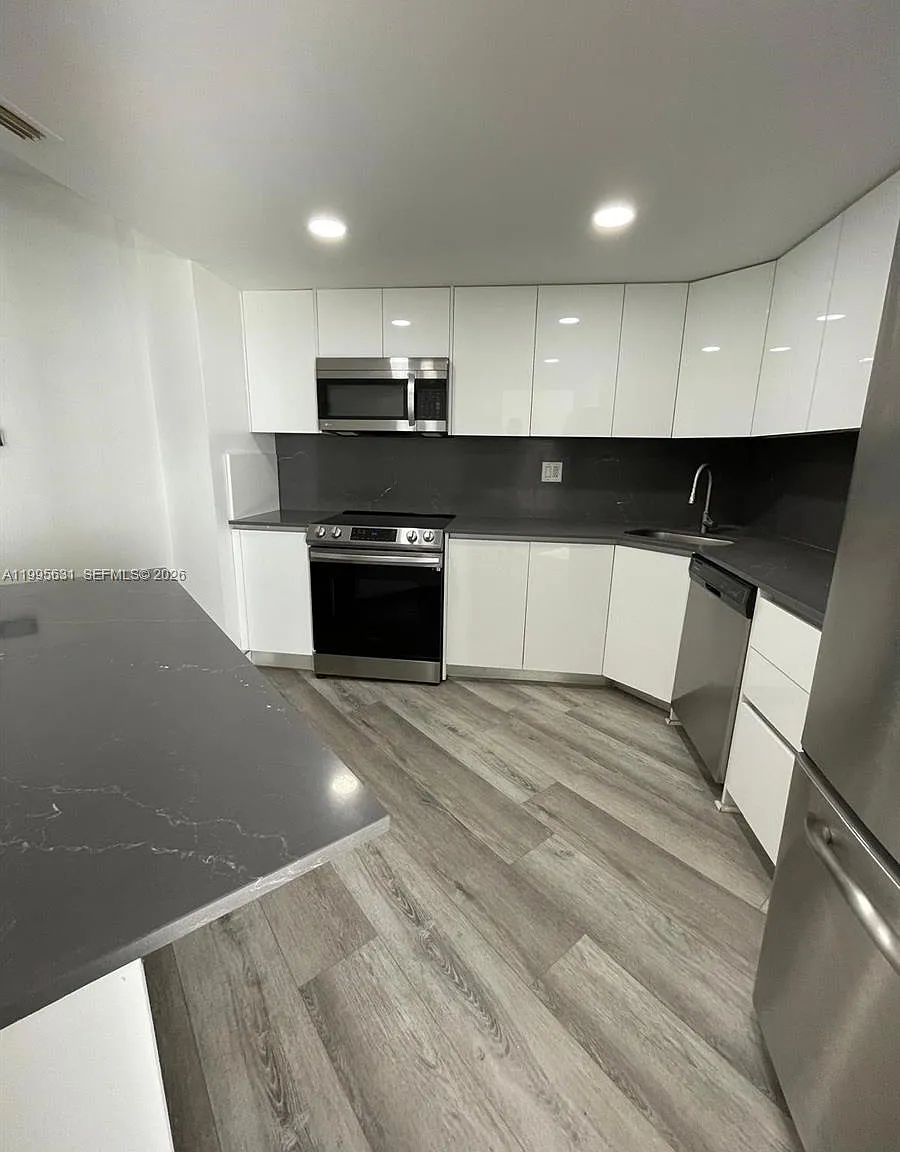 Commodore Plaza Condo — Photo 3