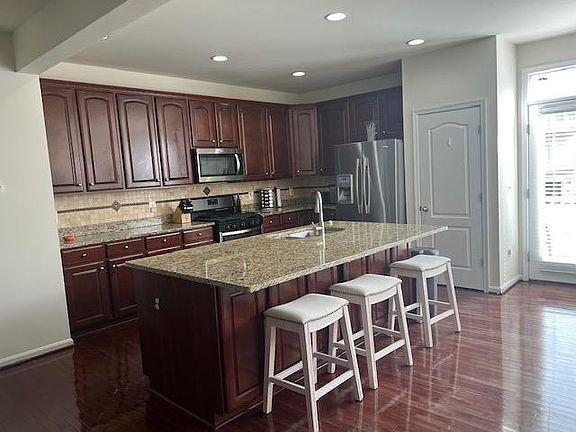 3rd image of 43712 Gold Hill Sq
