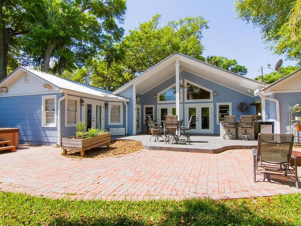 Classic ranch with paradise in the back