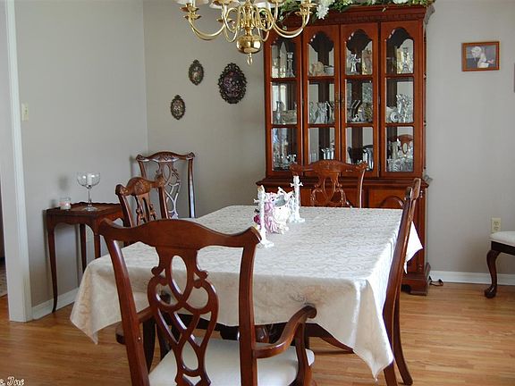 3rd image of 813 Hickory Hollow Ln