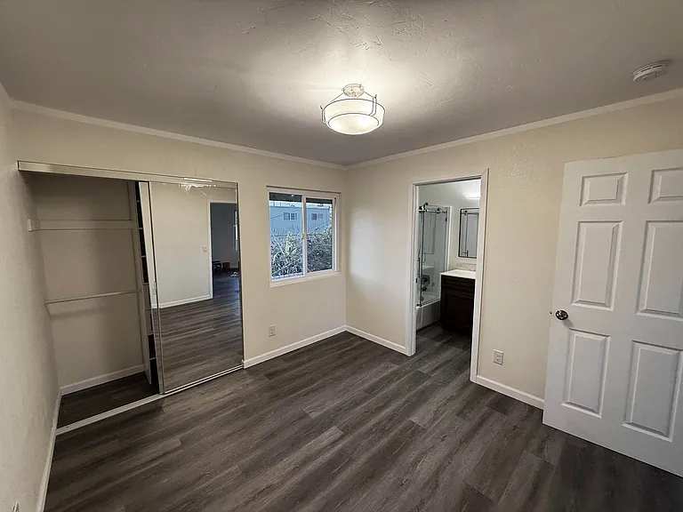 Second bedroom suite