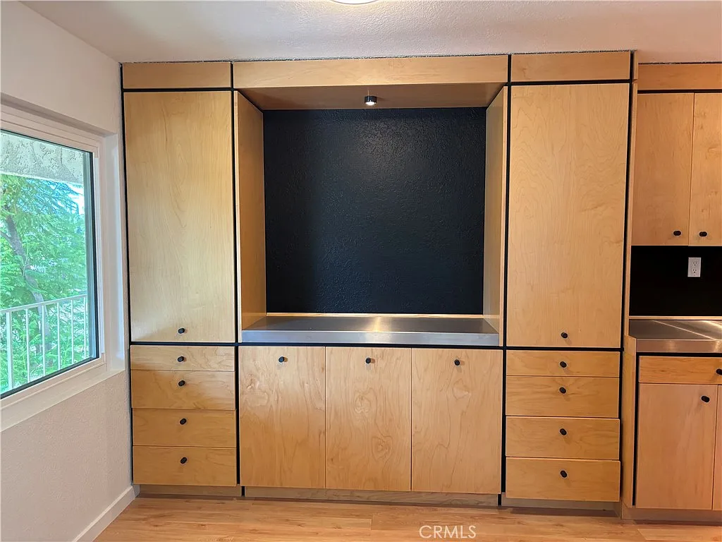 2 bed, 1025 sqft, $2,500 — Photo 3