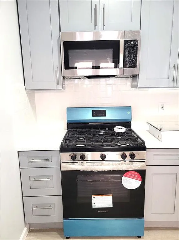 3 bed, 1.0 bath, 3198 sqft, $3,200 — Photo 2