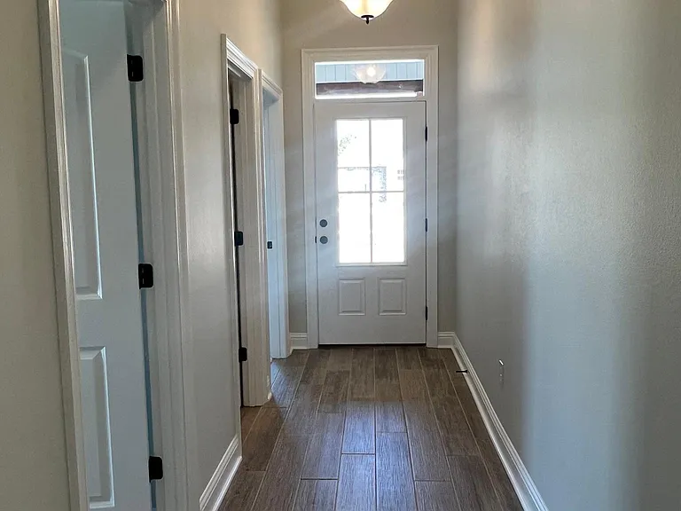 1041 Lakehaven Dr — Photo 2