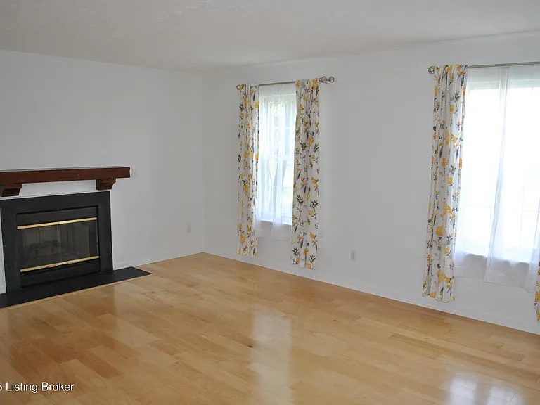 4118 Hickoryview Dr — Photo 8