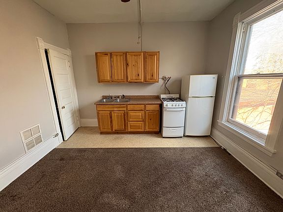 4th image of 399 Ashland Ave #5E