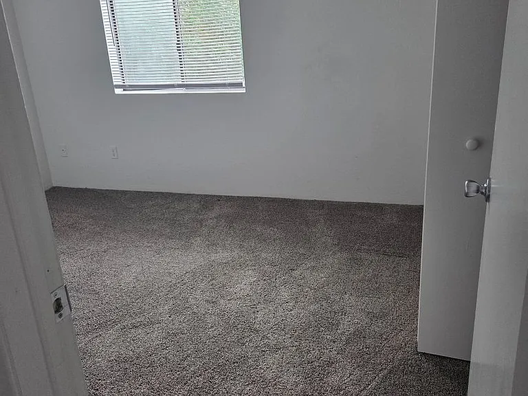 Sterling Pointe Apartments — Photo 30