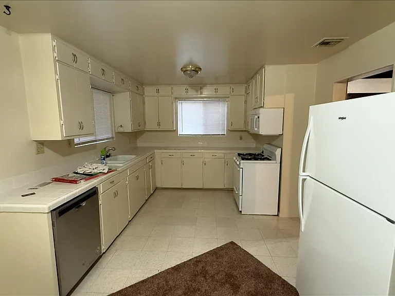245 E Grevillia St — Photo 9