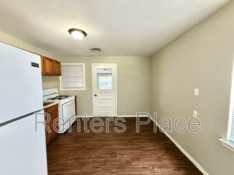 200 E 6th St — Photo 4