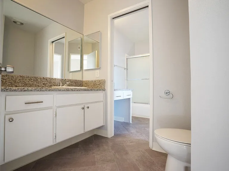 2041 N. Commonwealth Ave. — Photo 11