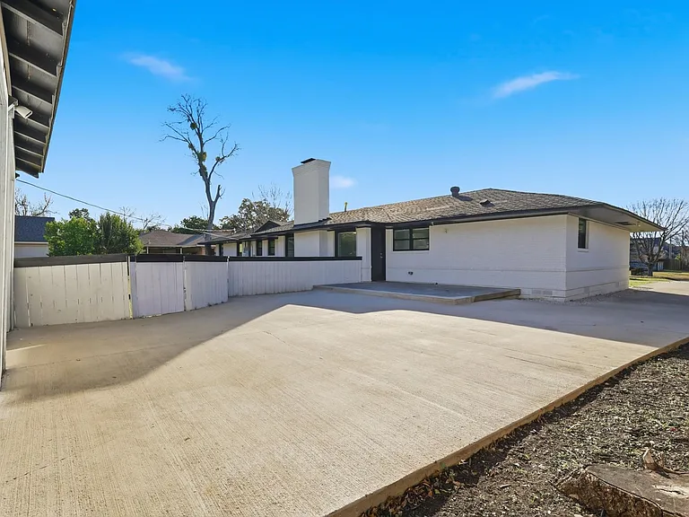 6207 Royal Ln — Photo 23