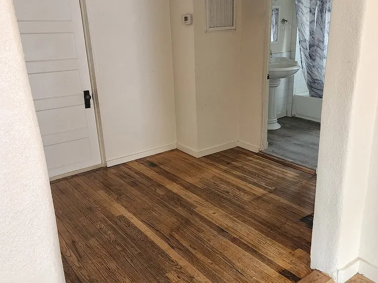 870 S Stone Ave — Photo 4