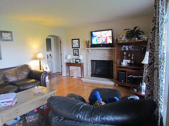 3rd image of 105 Lyndelle Dr
