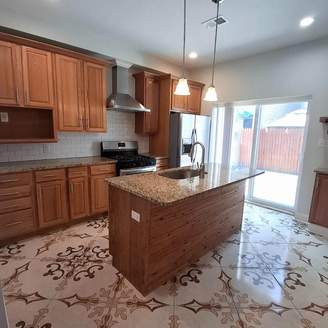 3 bed, 2.0 bath, 1280 sqft, $2,050 — Photo 3