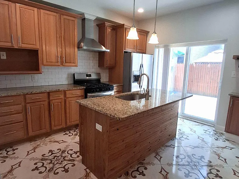 2628 E Harold St — Photo 3
