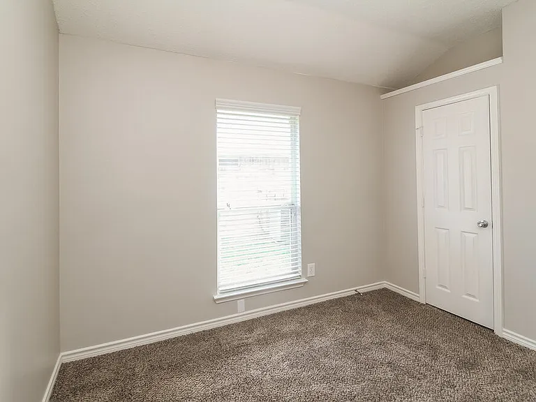 1528 Warwick Dr — Photo 11
