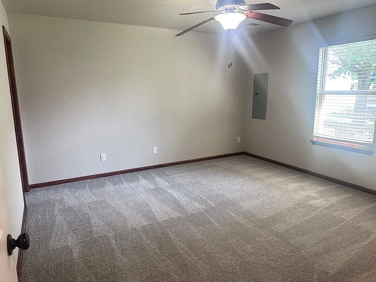 108 SE Rose Garden Ln — Photo 7