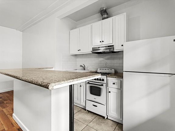 5th image of 1029 S Westmoreland Ave APT 205