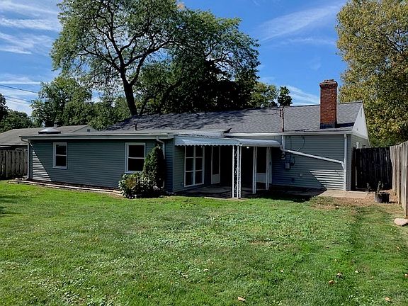 large fenced yard w/ patio