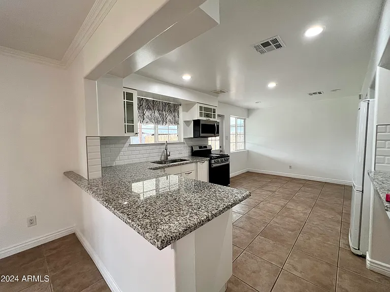 2914 N 49th Ave — Photo 9